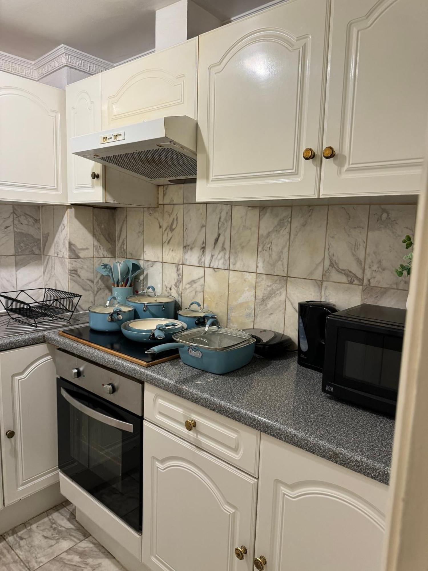 And Affordable Flat For 6 People In Zone 1 - Baker Street - With Breakfast Included Lägenhet London
