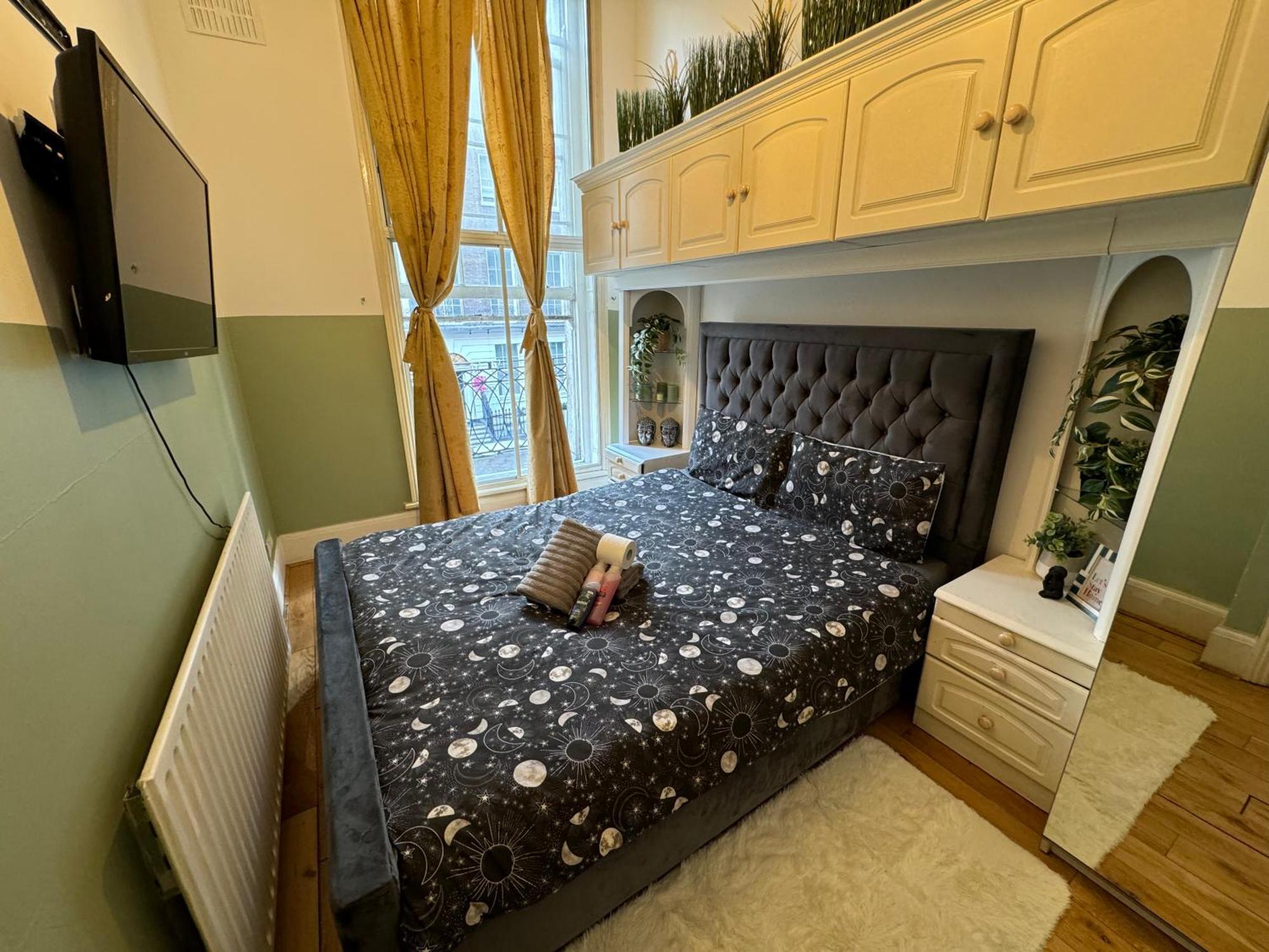 And Affordable Flat For 6 People In Zone 1 - Baker Street - With Breakfast Included Lägenhet London