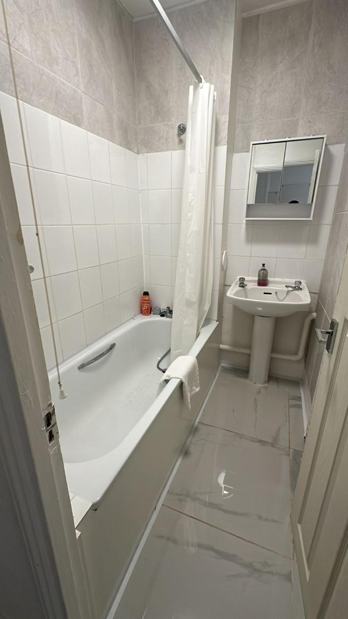 Ground Floor One Bedroom Flat Lägenhet London
