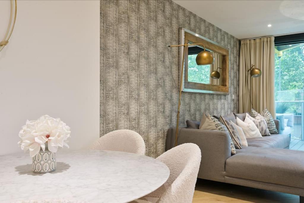 Boutique Designer With Balcony-2 Bedroom Apartment *