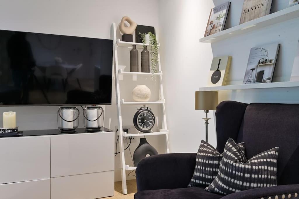 Boutique Designer With Balcony-2 Bedroom Apartment *
