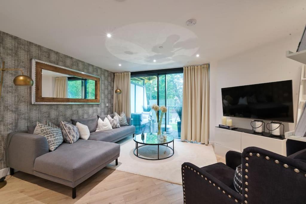 Boutique Designer With Balcony-2 Bedroom London