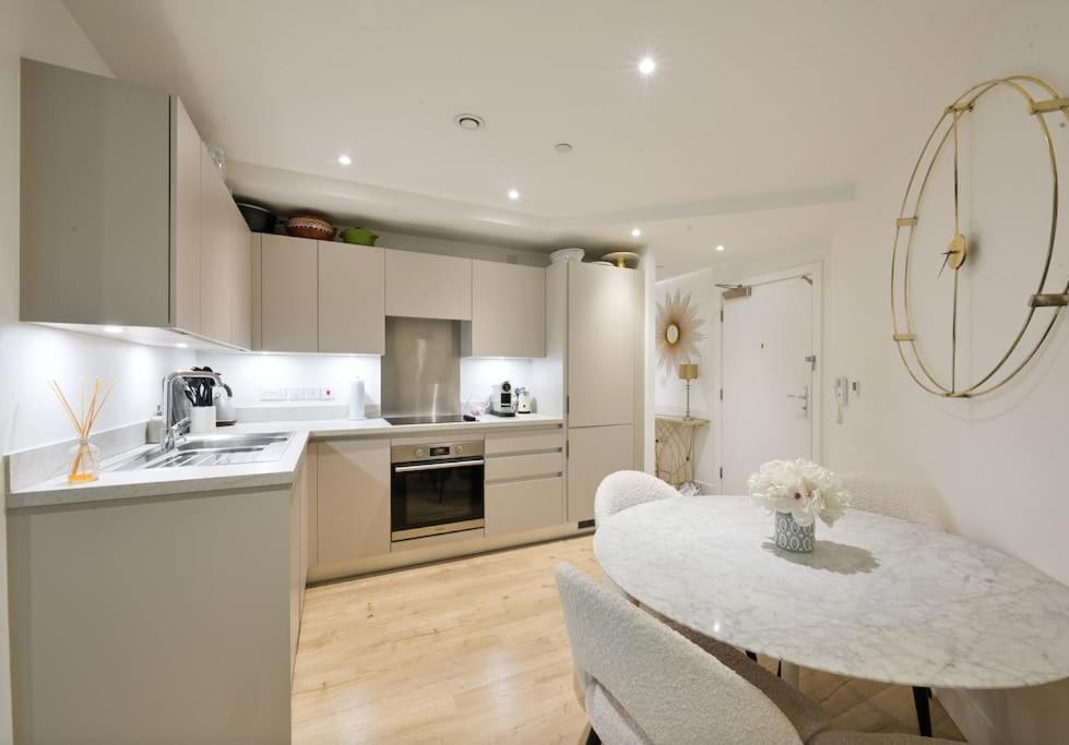 Boutique Designer With Balcony-2 Bedroom * London