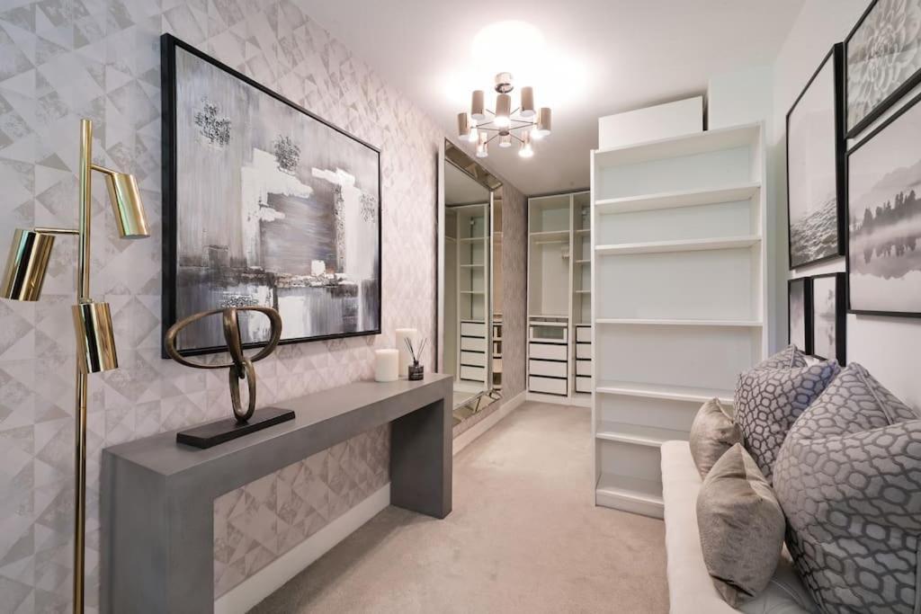 Boutique Designer With Balcony-2 Bedroom * London