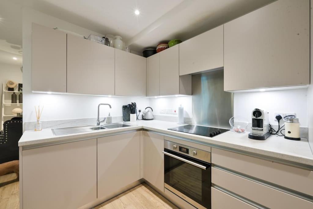 Boutique Designer With Balcony-2 Bedroom Apartment *