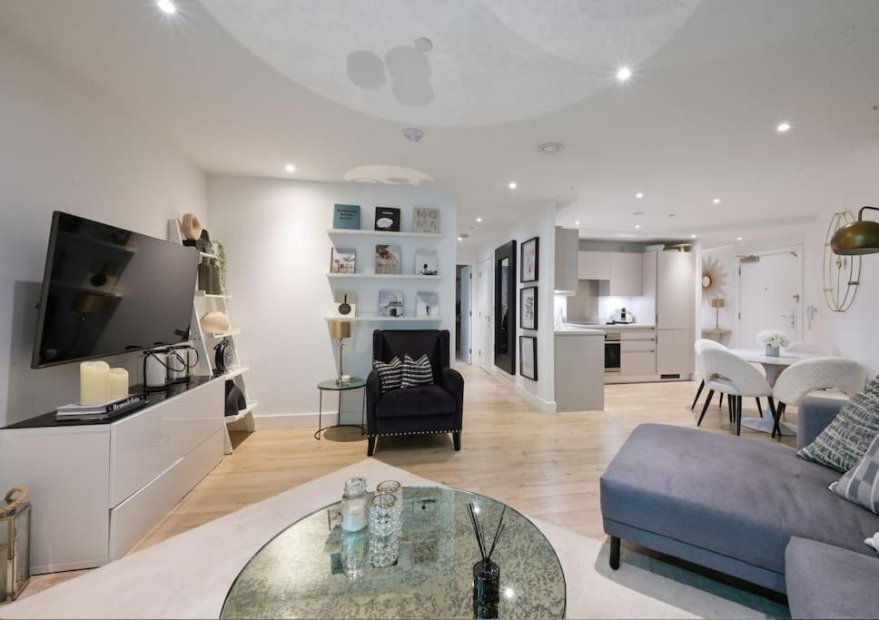 Boutique Designer With Balcony-2 Bedroom London