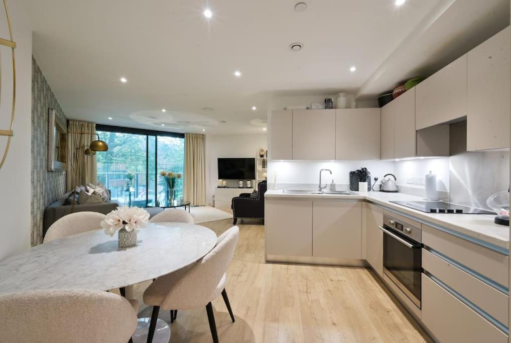 Apartment Boutique Designer With Balcony-2 Bedroom London