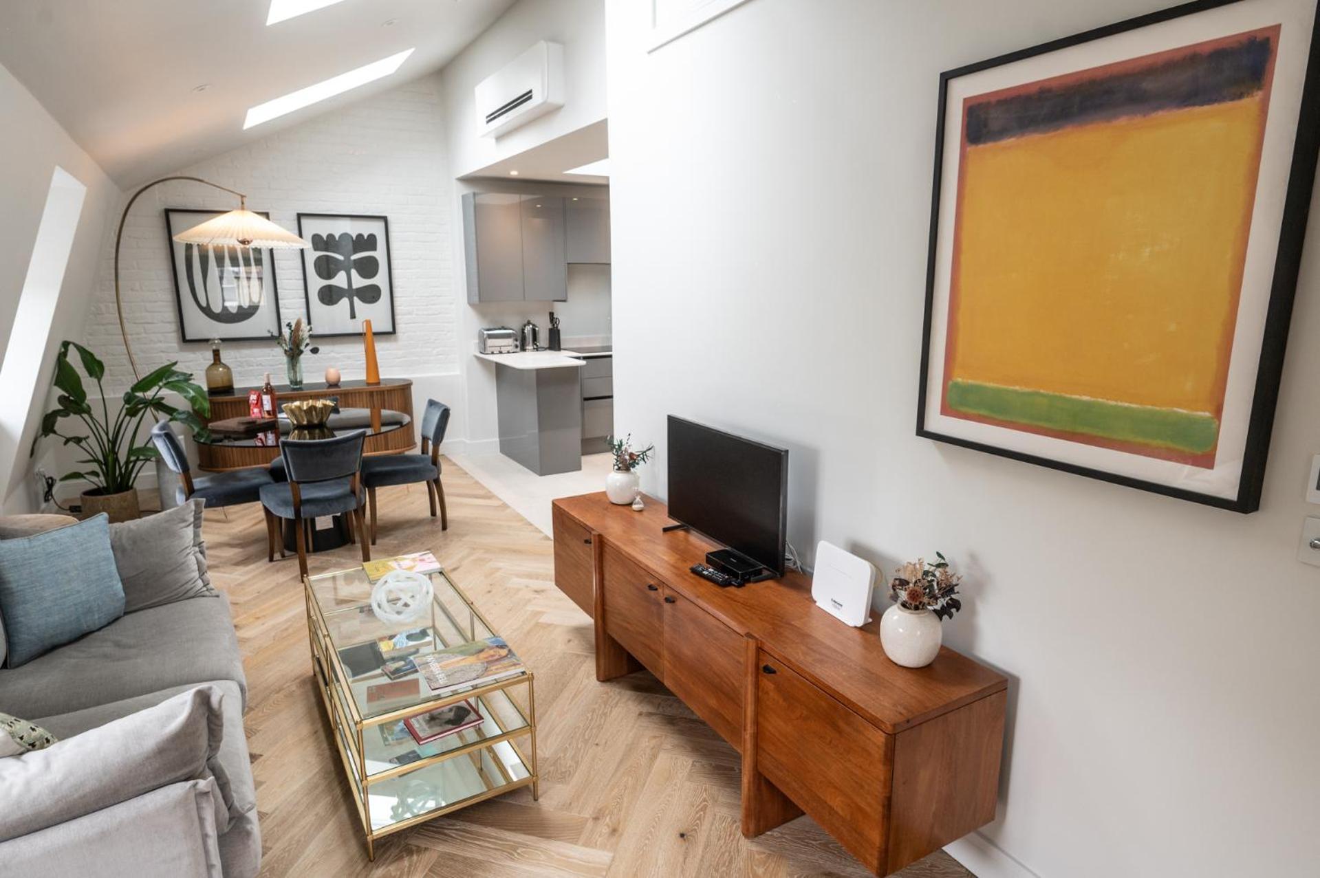 Modern 2 Bed Charlotte Street On 3rd Floor * Londra