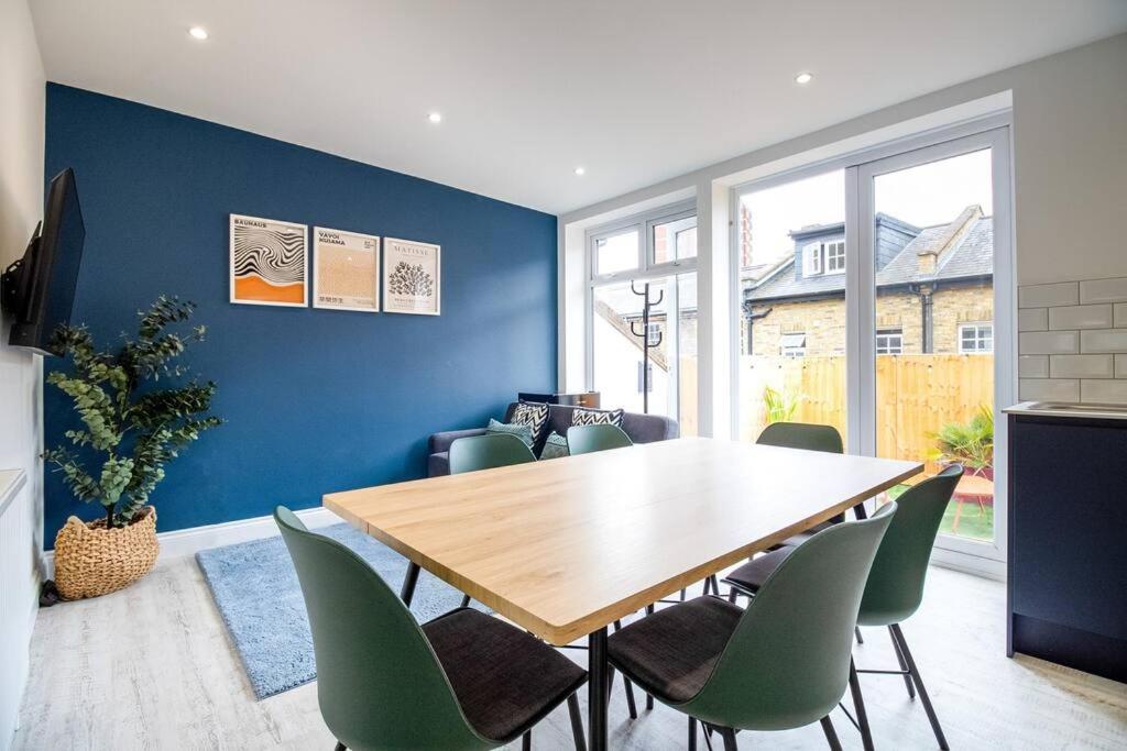 Spacious 3 Bed 3 Bath Aldgate Lejlighed *