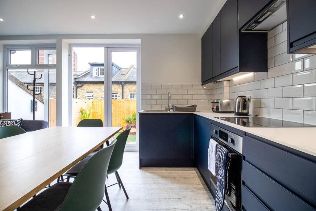 Spacious 3 Bed 3 Bath Aldgate Lejlighed *