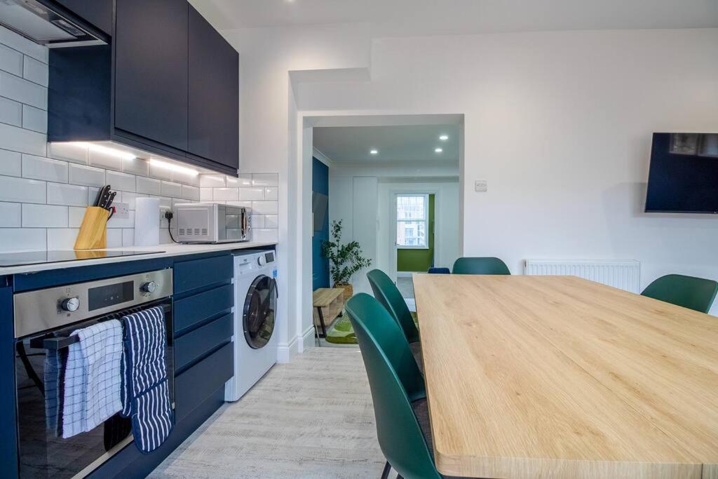 Spacious 3 Bed 3 Bath Aldgate Lejlighed