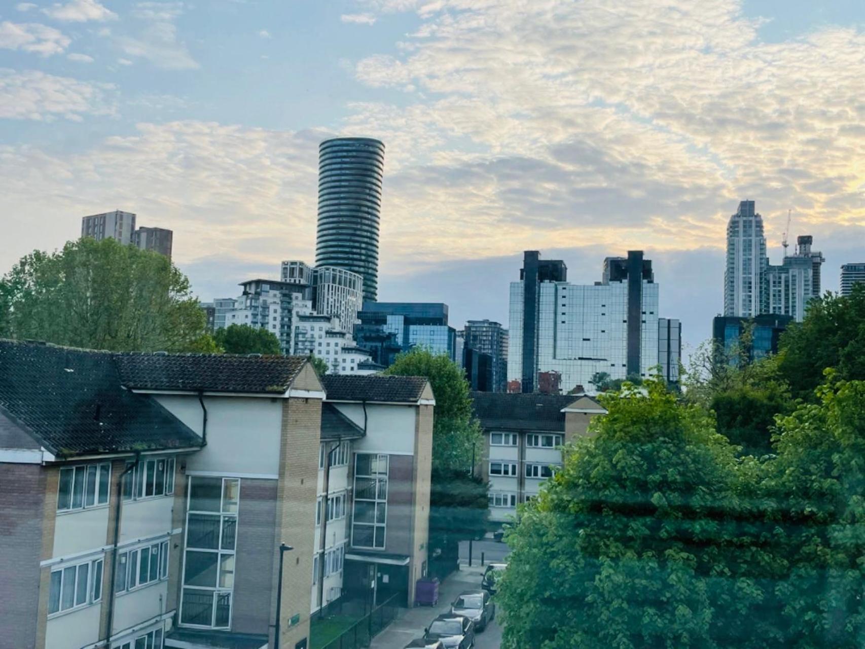 Cosy Bedroom With Private Bathroom Ensuite In Canary Wharf E14 Only 1 Stop To Excel And O2 For Short Or Long Let In Canary Wharf, Less Than An Hour From Heathrow, Stansted And Gatwick Airport Gjestgiverier London