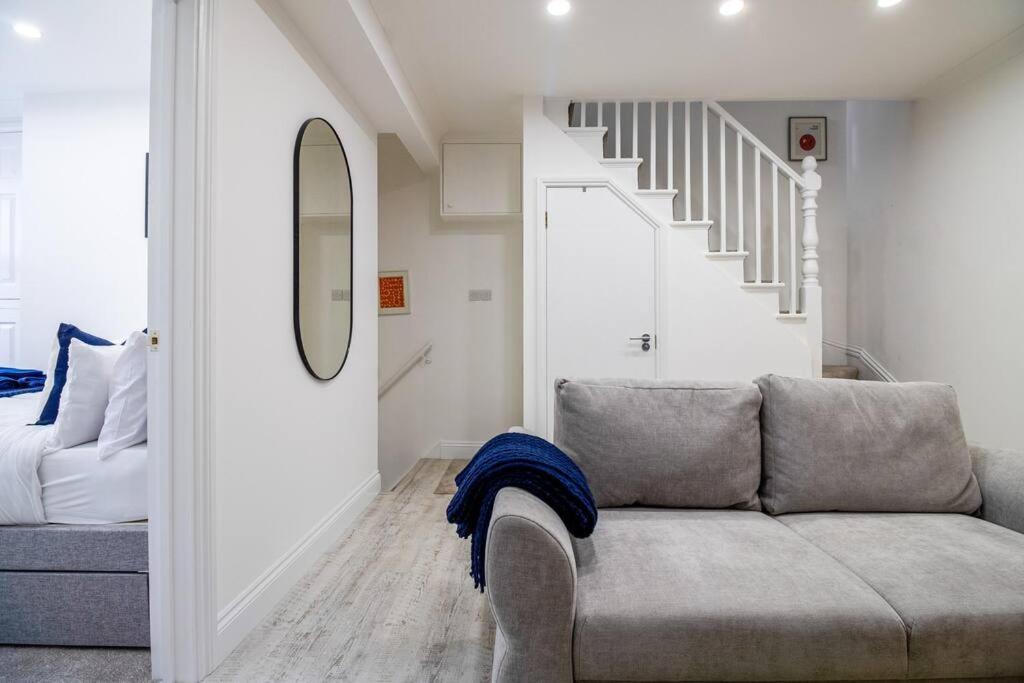 Spacious 3 Bed 3 Bath Aldgate Lejlighed *
