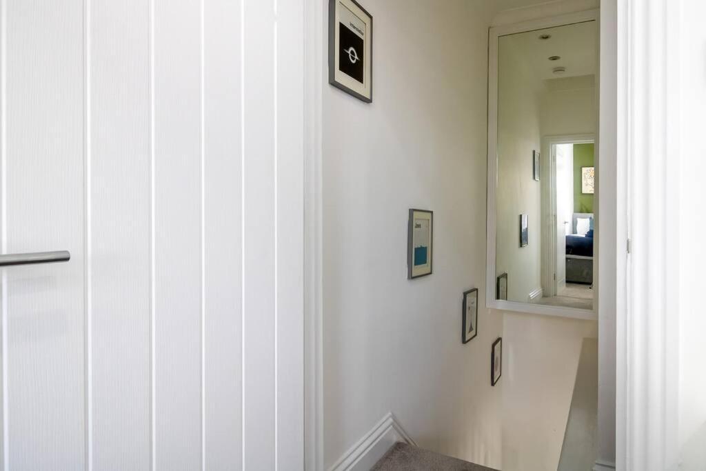 Spacious 3 Bed 3 Bath Aldgate Lejlighed *