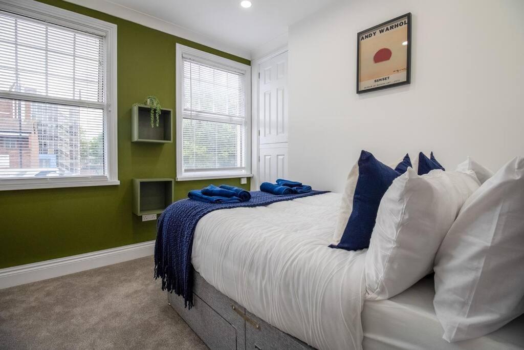 Spacious 3 Bed 3 Bath Aldgate Lejlighed