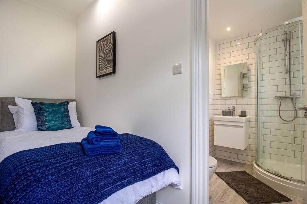 Spacious 3 Bed 3 Bath Aldgate Lejlighed *