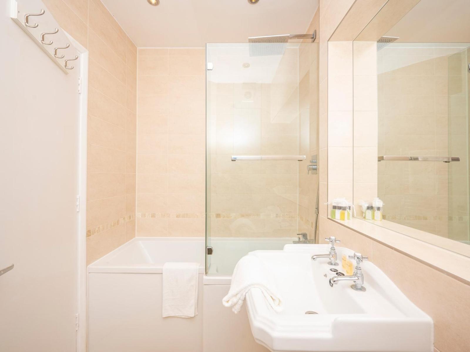 Pass The Keys - Waterfront Terrace Parking Appartement