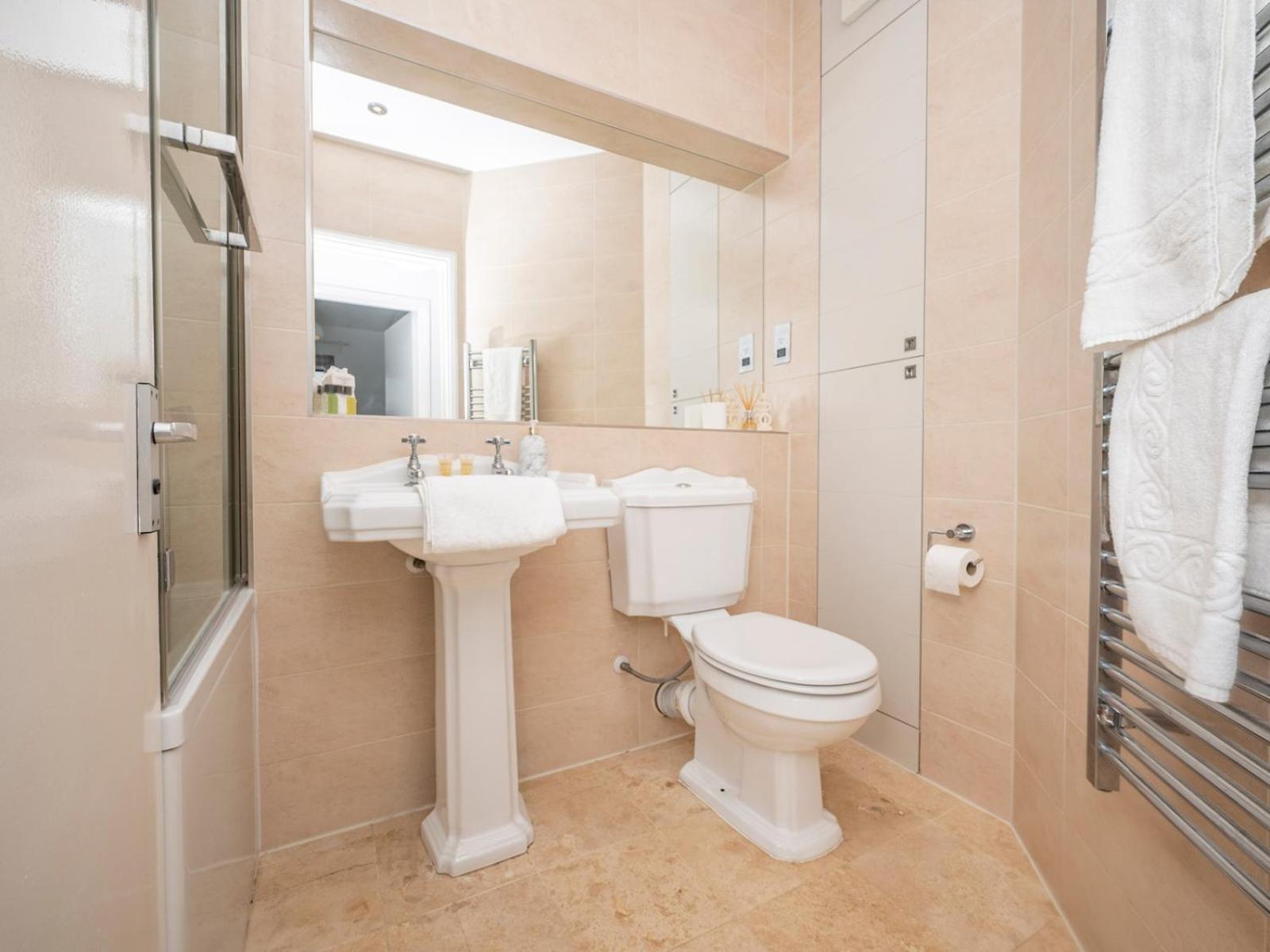 Appartement Pass The Keys - Waterfront Terrace Parking Londen