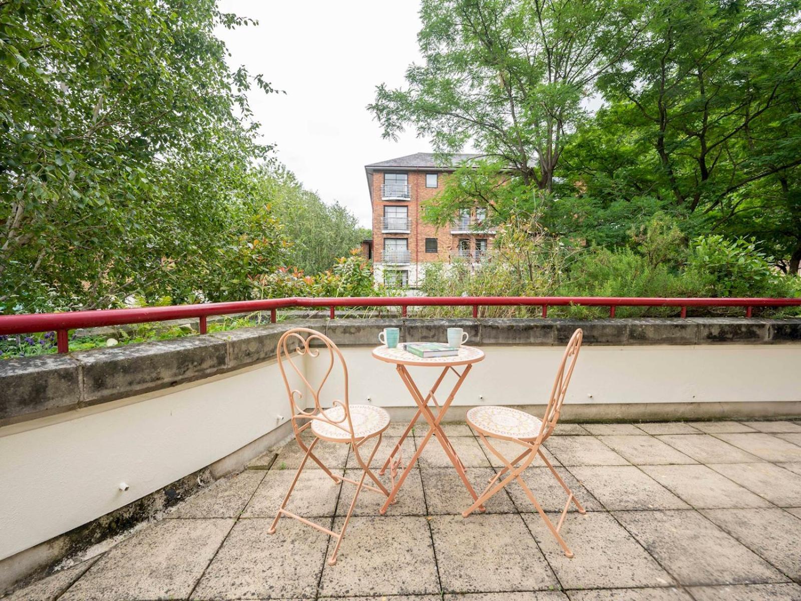 Pass The Keys - Waterfront Terrace Parking Appartement