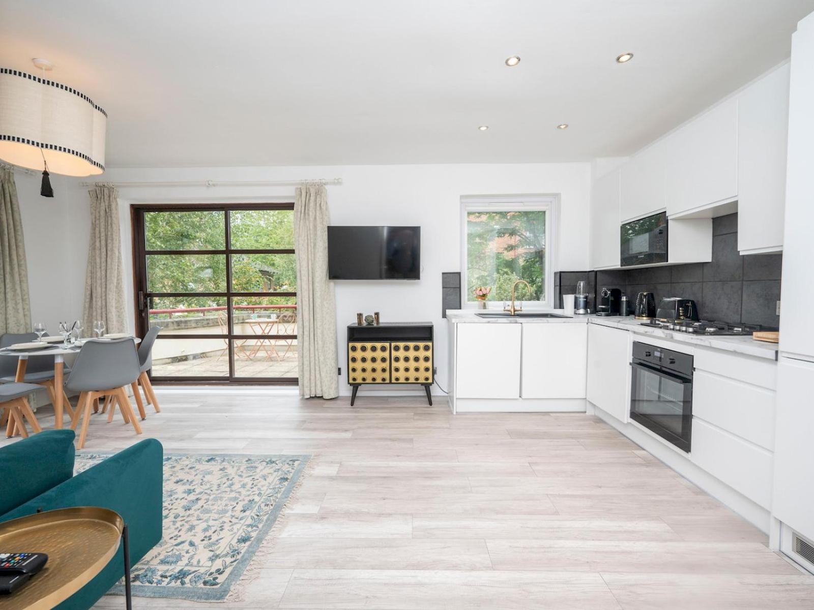 Pass The Keys - Waterfront Terrace Parking Appartement