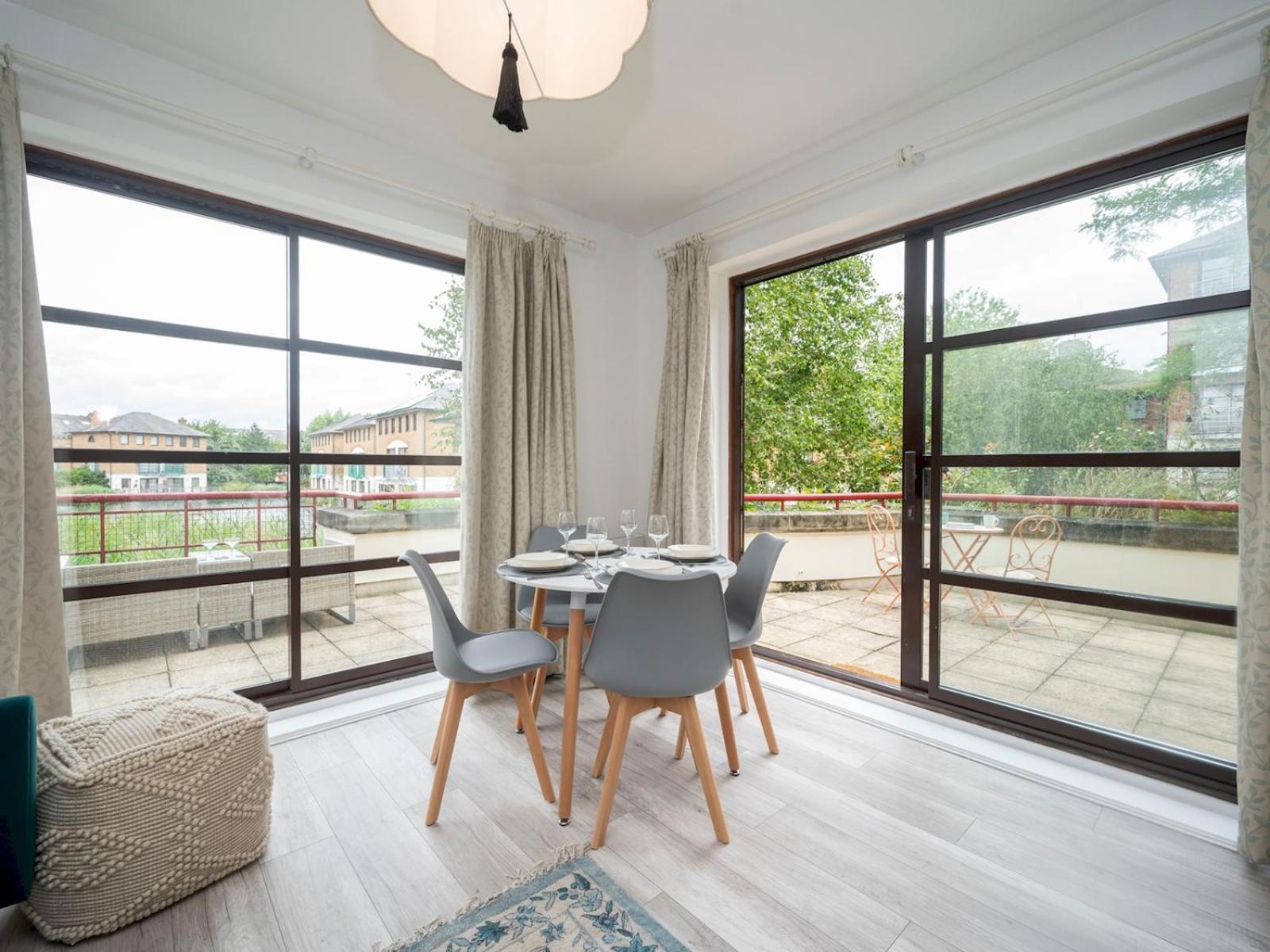 Pass The Keys - Waterfront Terrace Parking Appartement