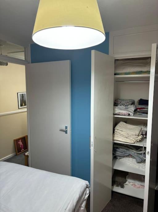 Lägenhet Private Gated Development In Bridge, Cosy With Great Transport Links London