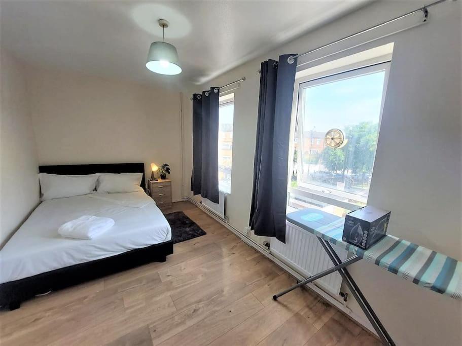 Zone 2, Spacious 3 Bedroom House London
