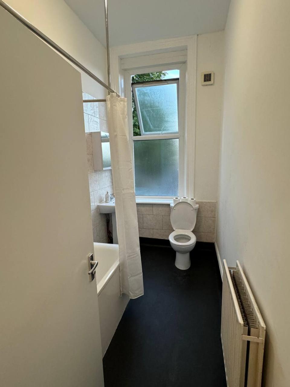 Cheerful 3 Bedroom Lägenhet