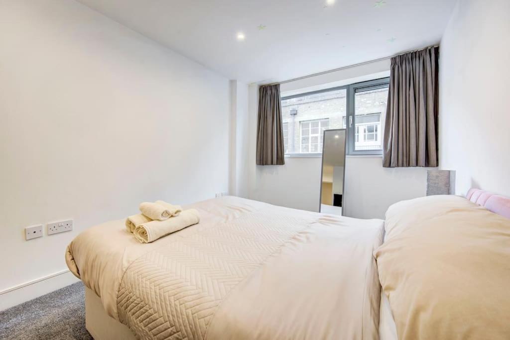 Prime Location In Tower Bridge, 2 Bedroom Apartment *