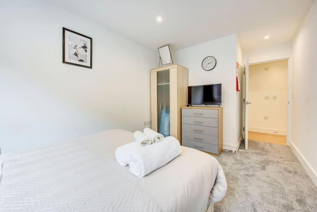 Prime Location In Tower Bridge, 2 Bedroom London