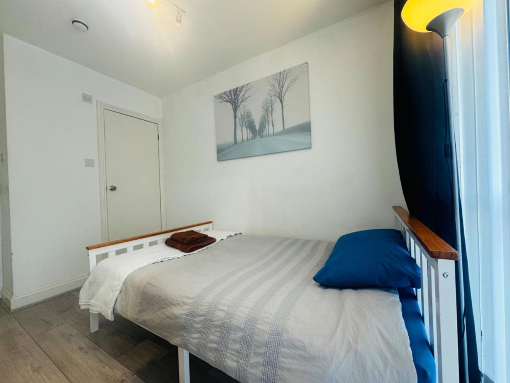 Cosy Bedroom With Private Bathroom Ensuite In Canary Wharf E14 Only 1 Stop To Excel And O2 For Short Or Long Let In Canary Wharf, Less Than An Hour From Heathrow, Stansted And Gatwick Airport Gjestgiverier London