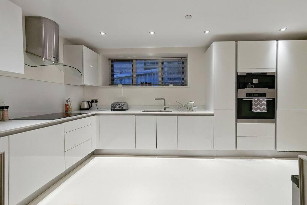 Vakantiehuis Extra Big 4-bed House In Liverpool Street! *