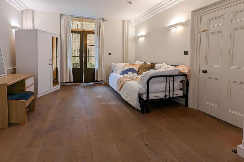 Extra Big 4-bed House In Liverpool Street! Vakantiehuis *