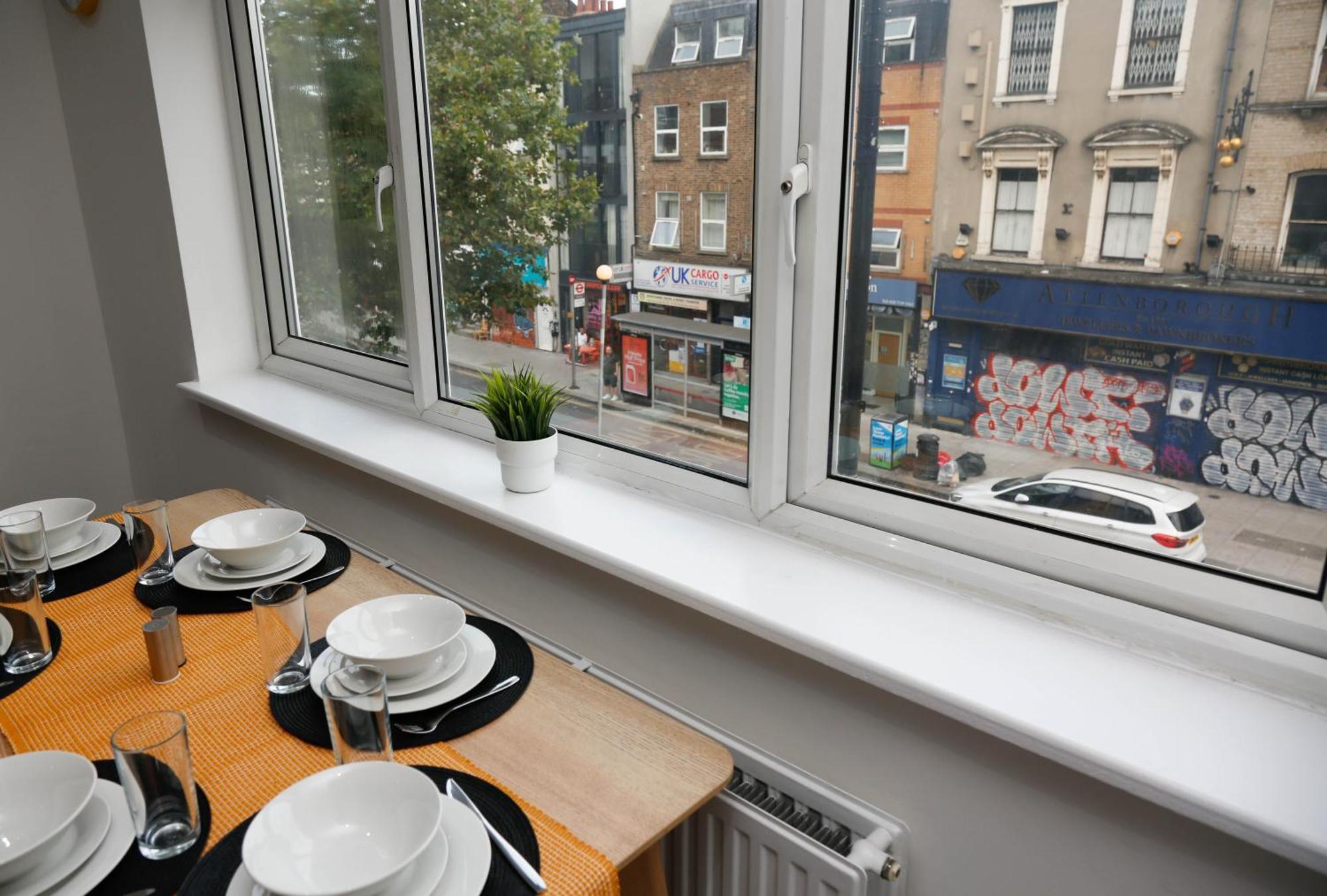 New Luxury In Next To Shops, Cafes, Bars & Metro Appartement