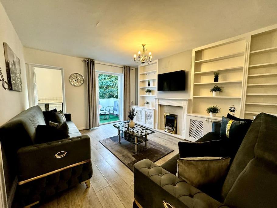 Newly Renovated Kensington 2 Bedroom With Balcony Near Harrods Sleeps 6, 2 Min Walk From Station Appartement Londen
