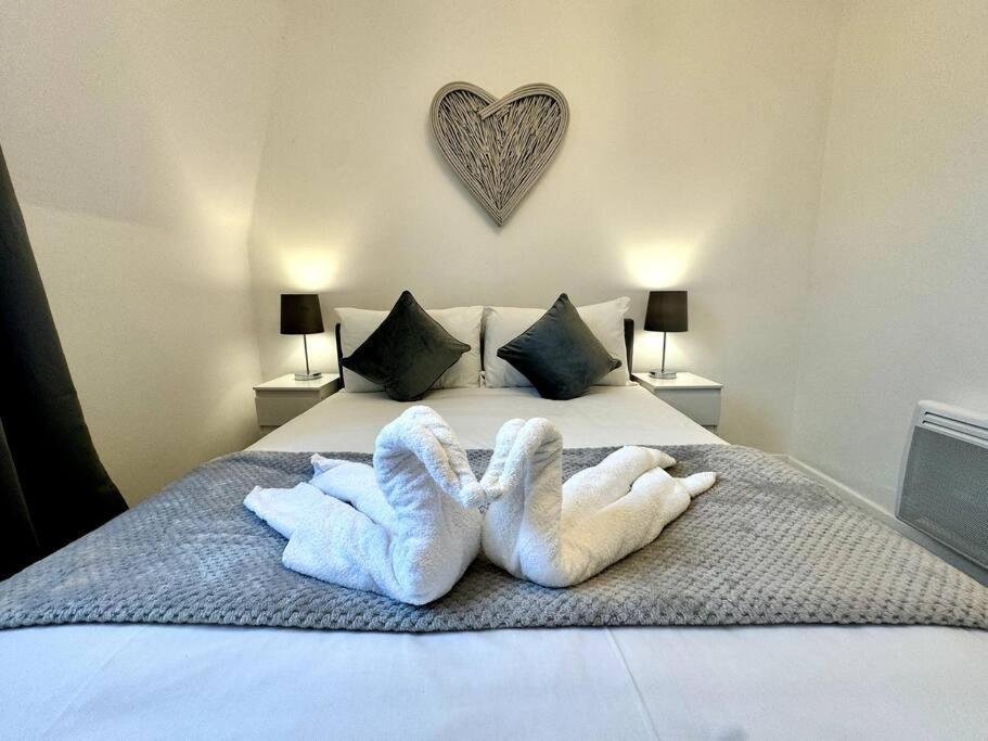 Newly Renovated Kensington 2 Bedroom With Balcony Near Harrods Sleeps 6, 2 Min Walk From Station Appartement Londen
