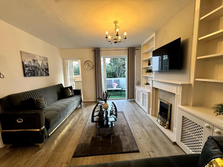 Newly Renovated Kensington 2 Bedroom With Balcony Near Harrods Sleeps 6, 2 Min Walk From Station Appartement *