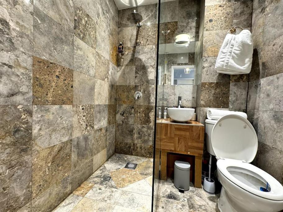 Newly Renovated Kensington 2 Bedroom With Balcony Near Harrods Sleeps 6, 2 Min Walk From Station Appartement Londen
