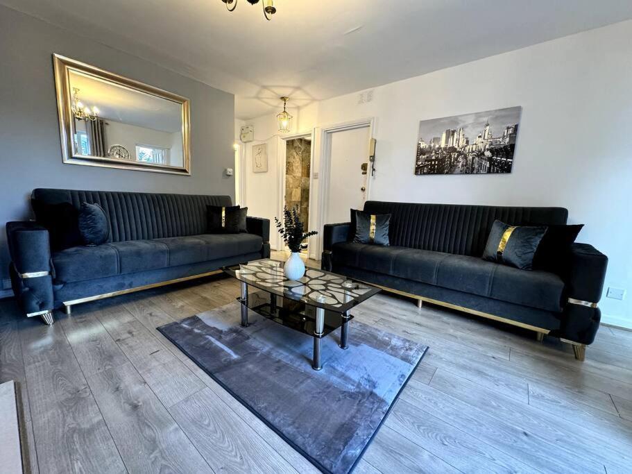 Appartement Newly Renovated Kensington 2 Bedroom With Balcony Near Harrods Sleeps 6, 2 Min Walk From Station Londen