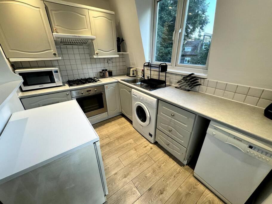 Newly Renovated Kensington 2 Bedroom With Balcony Near Harrods Sleeps 6, 2 Min Walk From Station * Londen