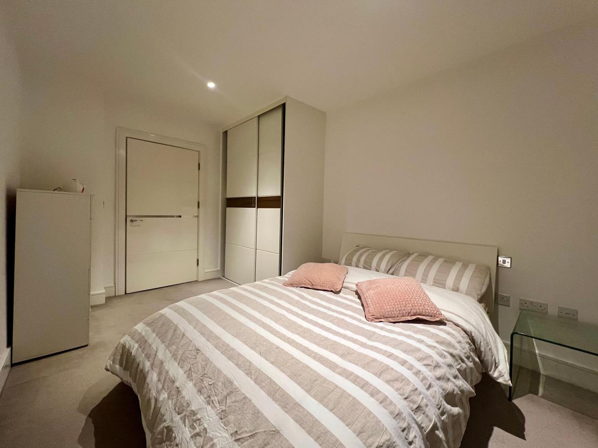 Apartment Spacious One-bedroom In *