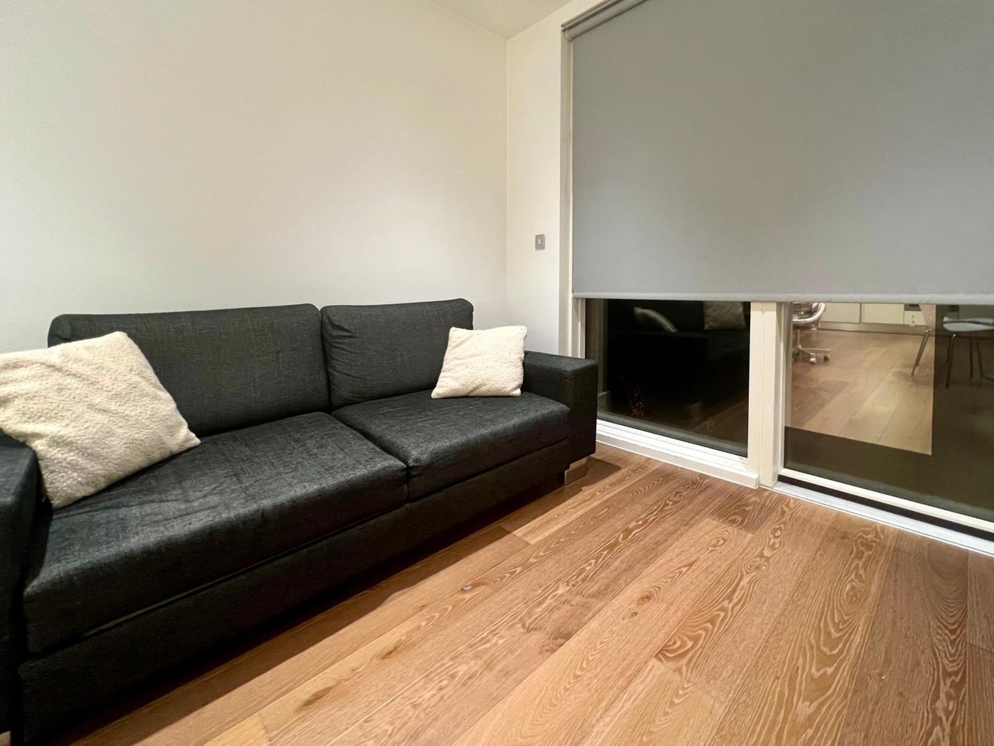 Apartment Spacious One-bedroom In *