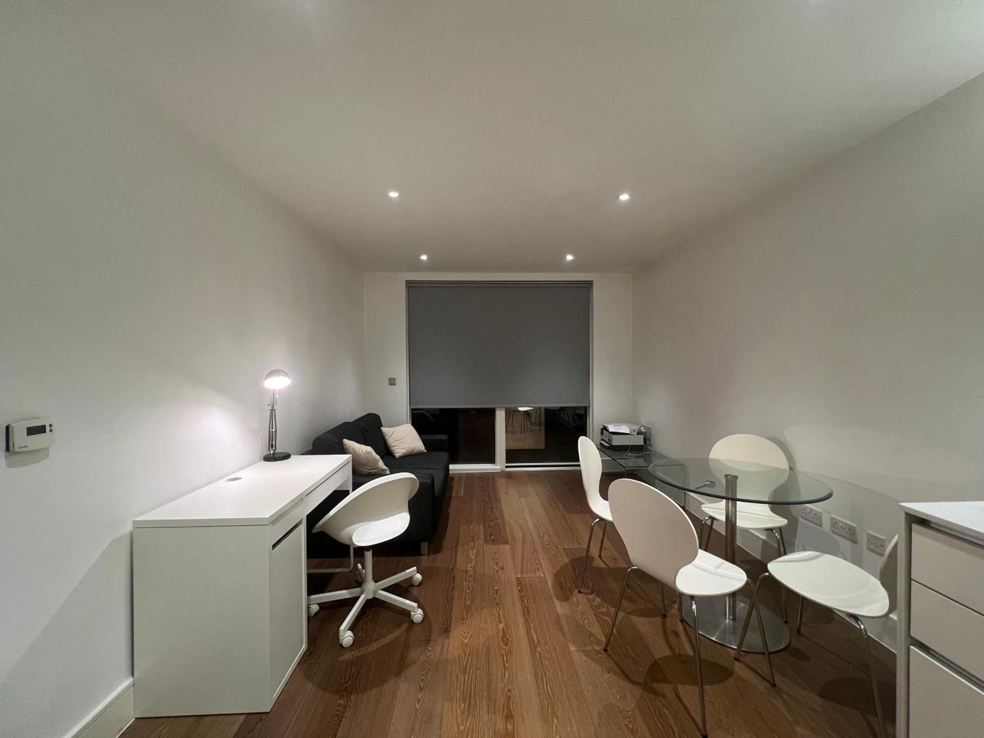 Spacious One-bedroom In Apartment *