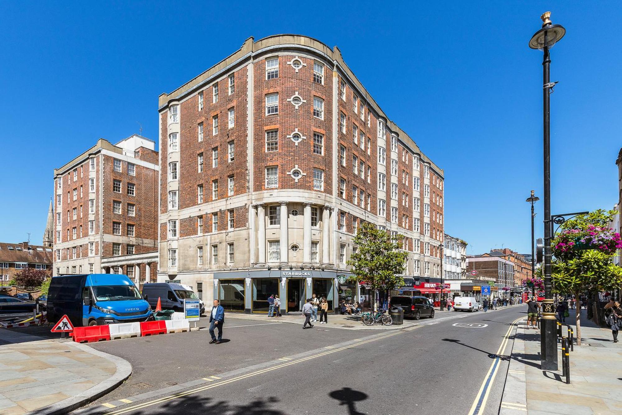 Modern 2 Bedroom Flat Near Queensway