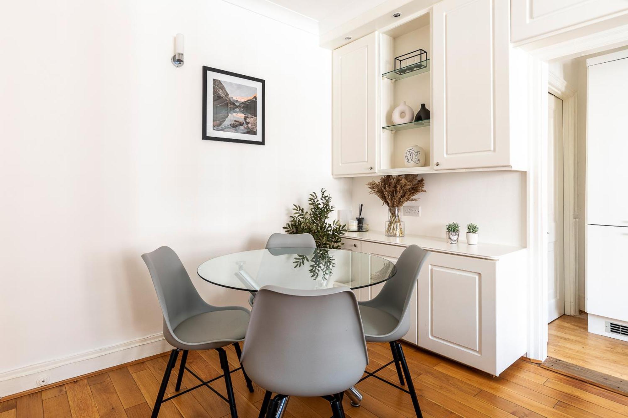 Modern 2 Bedroom Flat Near Queensway Apartment London