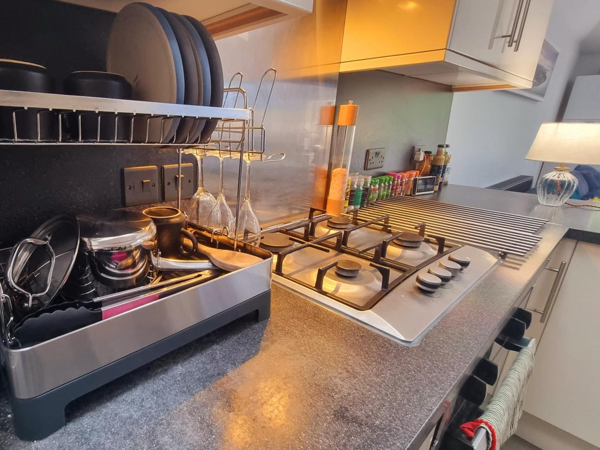 4 Bed With Cinema, F1 Racing Sim, 1 Gb Internet, Bbq, Garden, 20 Mins London, Parking, Ev Port, Metro 5 Mins Walk Holiday home
