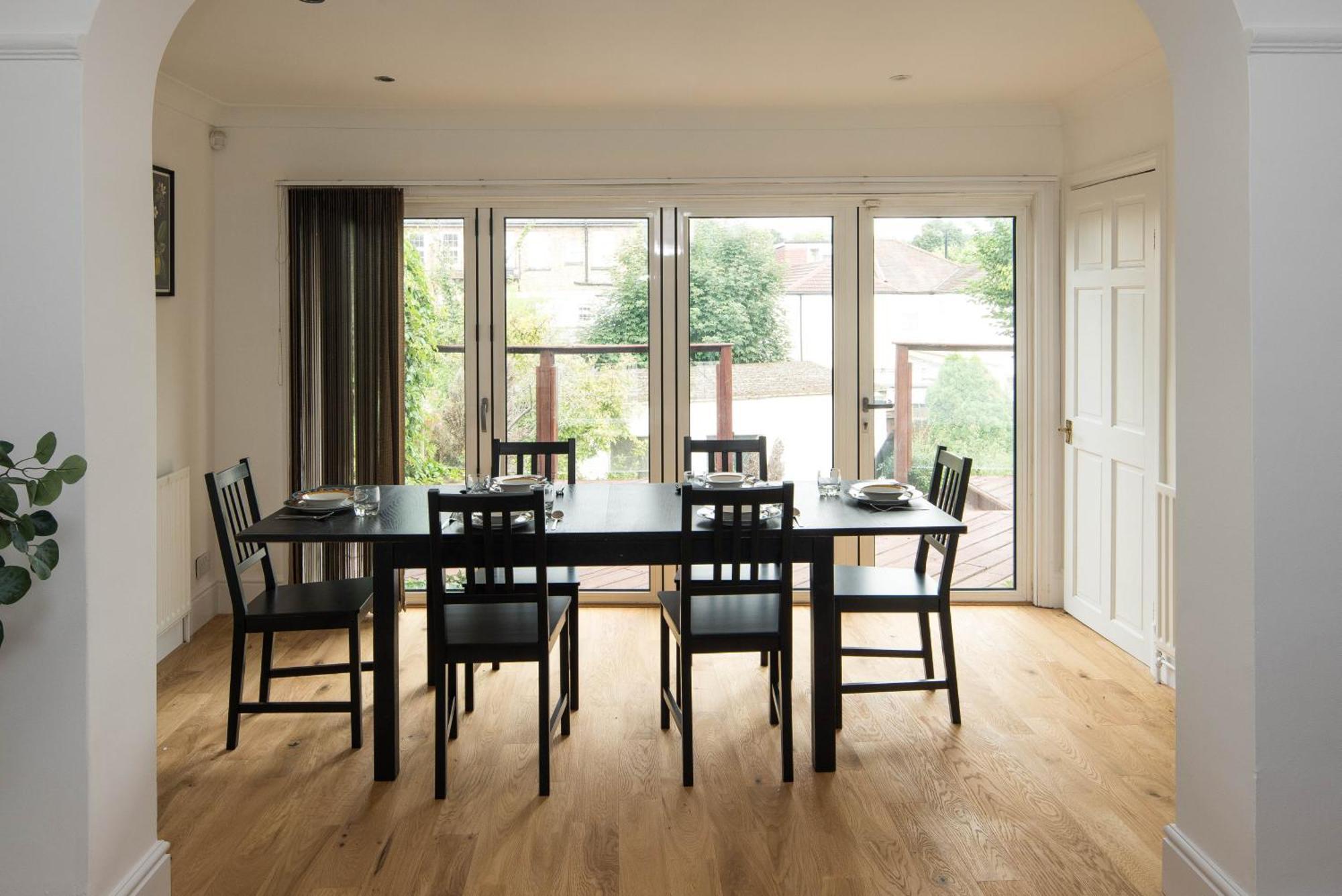 Spacious 4bd Near Gatwick & Ldn Links Hébergement de vacances *