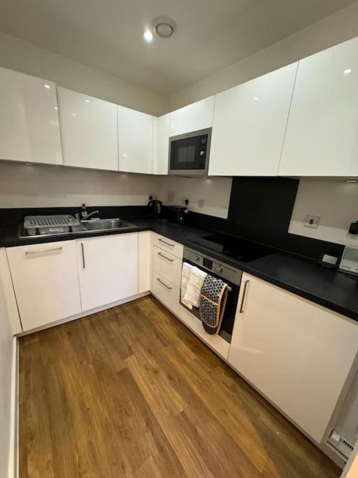 Modern One Bed Flat, Near City Airport ,excel Centre, Dlr & Barrier Park Apartment *
