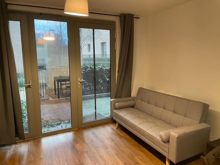 Apartment Modern One Bed Flat, Near City Airport ,excel Centre, Dlr & Barrier Park London