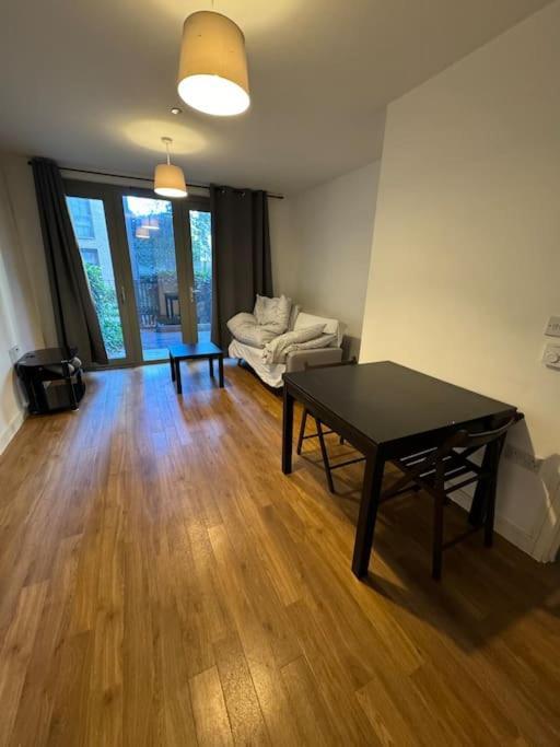 Modern One Bed Flat, Near City Airport ,excel Centre, Dlr & Barrier Park London